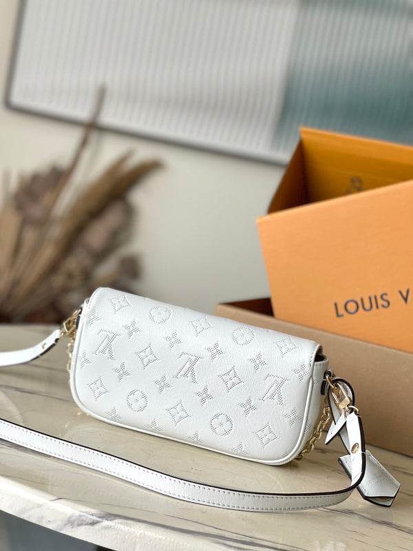 PORTAFOGLIO CON CATENA IVY 23 IN PELLE DI VITELLO TRAFORATA CON MONOGRAMMA BIANCO E FERRAMENTA ORO