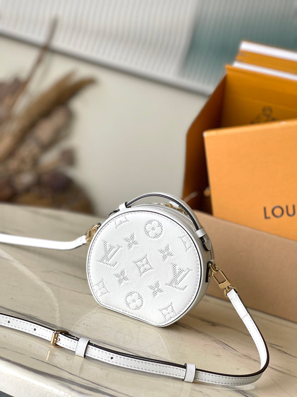 MINI BOITE CHAPEAU 13 IN PELLE DI VITELLO TRAFORATA CON MONOGRAMMA BIANCO