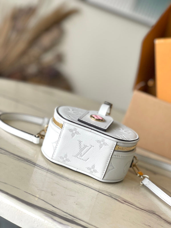 MINI BOITE CHAPEAU 13 IN PELLE DI VITELLO TRAFORATA CON MONOGRAMMA BIANCO