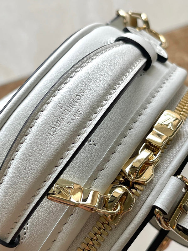 MINI BOITE CHAPEAU 13 IN PELLE DI VITELLO TRAFORATA CON MONOGRAMMA BIANCO