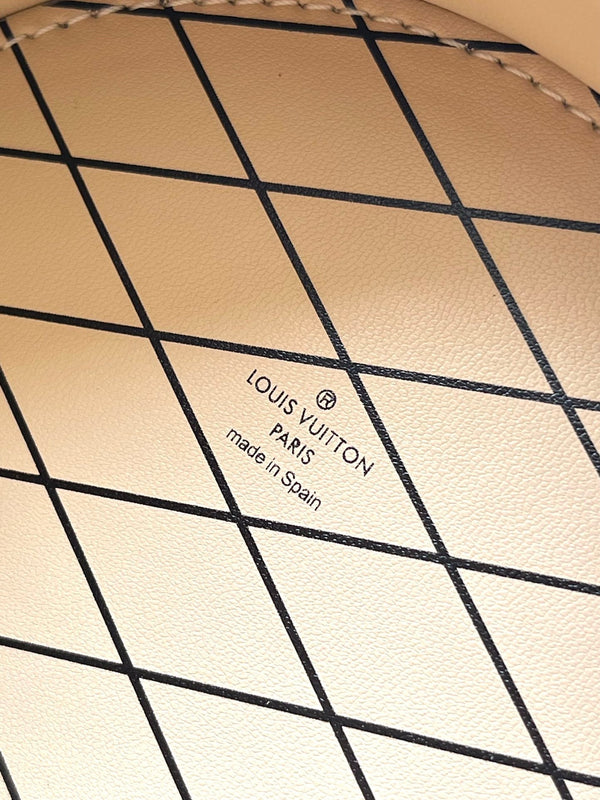 MINI BOITE CHAPEAU 13 IN PELLE DI VITELLO TRAFORATA CON MONOGRAMMA BIANCO