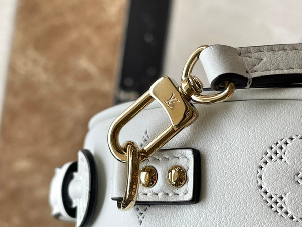 MINI BOITE CHAPEAU 13 IN PELLE DI VITELLO TRAFORATA CON MONOGRAMMA BIANCO