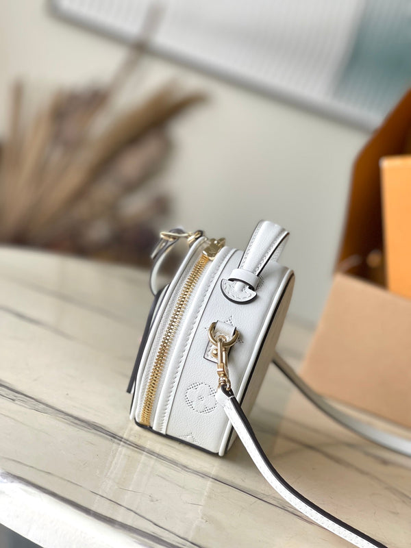 MINI BOITE CHAPEAU 13 IN PELLE DI VITELLO TRAFORATA CON MONOGRAMMA BIANCO