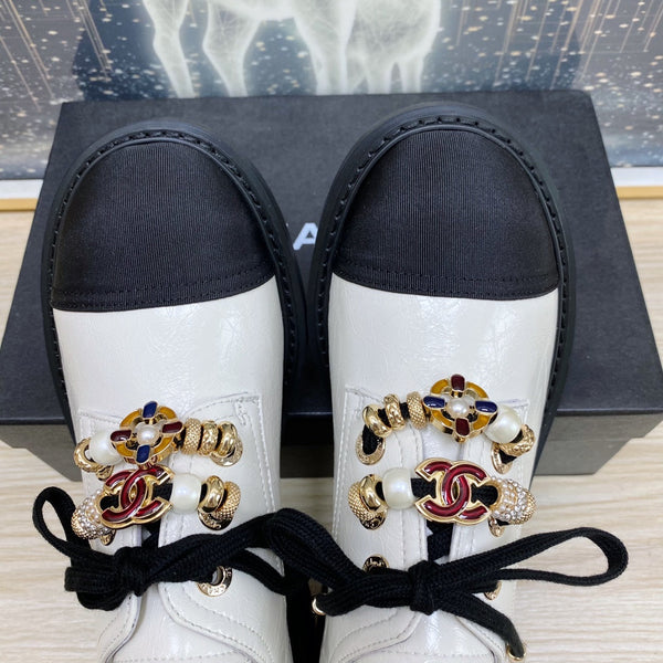 SCARPE CC COMBAT OXFORD IN PELLE DI VITELLO BIANCA RUGOSA E GROSGRAIN NERO CON PERLA FINTA