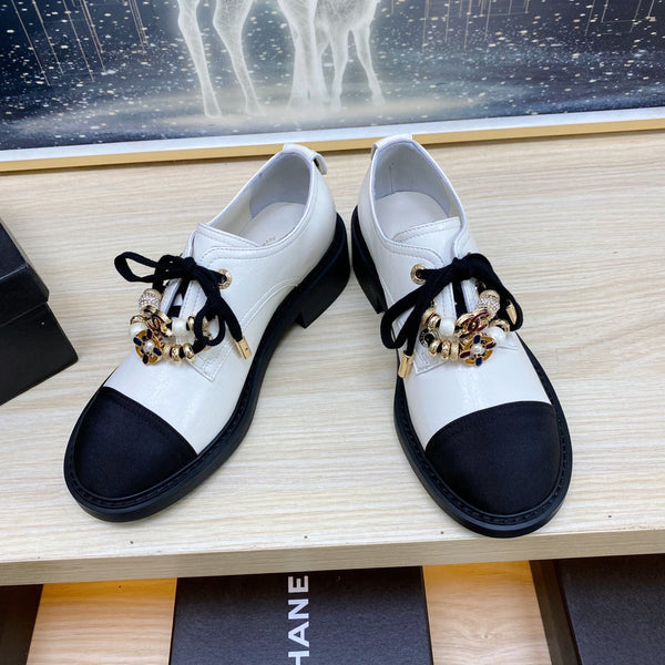 SCARPE CC COMBAT OXFORD IN PELLE DI VITELLO BIANCA RUGOSA E GROSGRAIN NERO CON PERLA FINTA