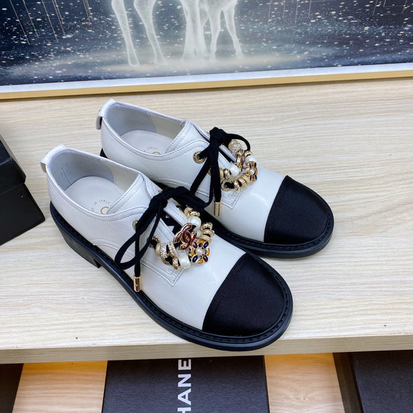 SCARPE CC COMBAT OXFORD IN PELLE DI VITELLO BIANCA RUGOSA E GROSGRAIN NERO CON PERLA FINTA