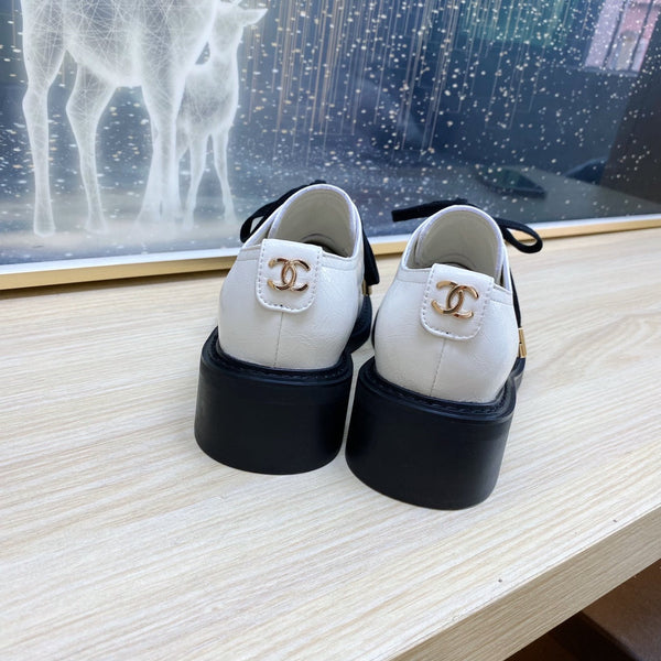 SCARPE CC COMBAT OXFORD IN PELLE DI VITELLO BIANCA RUGOSA E GROSGRAIN NERO CON PERLA FINTA