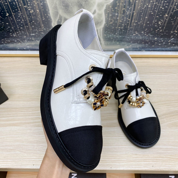 SCARPE CC COMBAT OXFORD IN PELLE DI VITELLO BIANCA RUGOSA E GROSGRAIN NERO CON PERLA FINTA