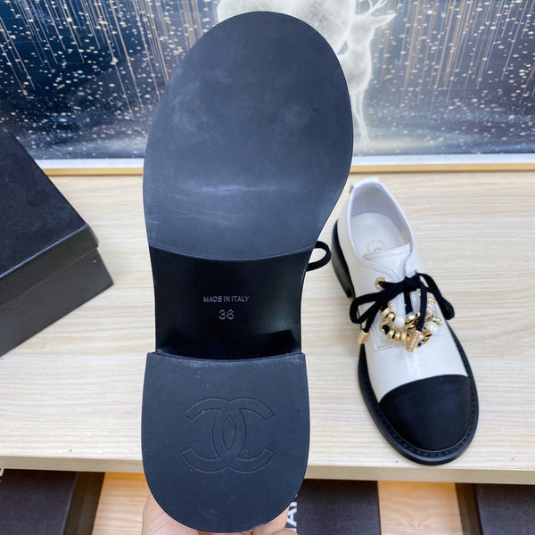 SCARPE CC COMBAT OXFORD IN PELLE DI VITELLO BIANCA RUGOSA E GROSGRAIN NERO CON PERLA FINTA