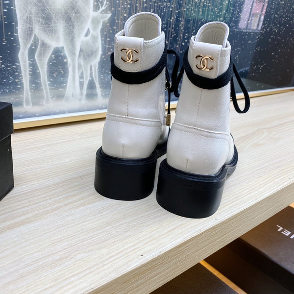 CC COMBAT BOOTS IN WHITE WRINKLED CALFSKIN AND BLACK GROSGRAIN WITH FAUX PEARL