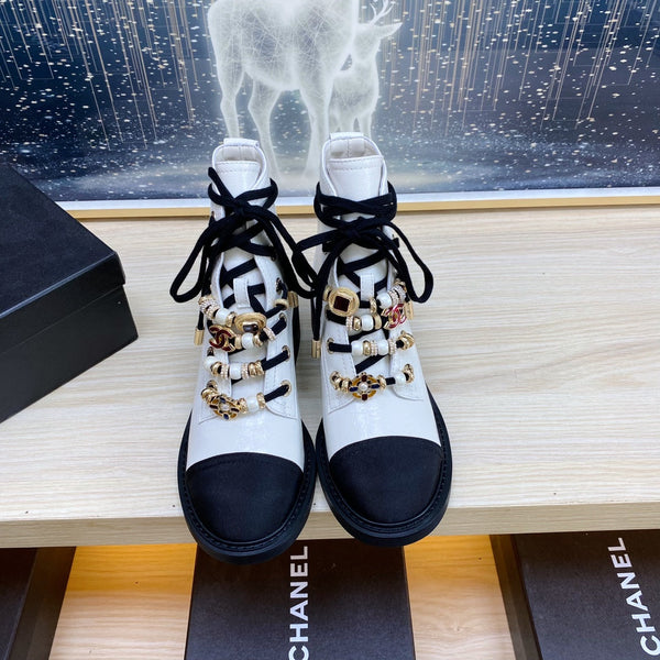 CC COMBAT BOOTS IN WHITE WRINKLED CALFSKIN AND BLACK GROSGRAIN WITH FAUX PEARL