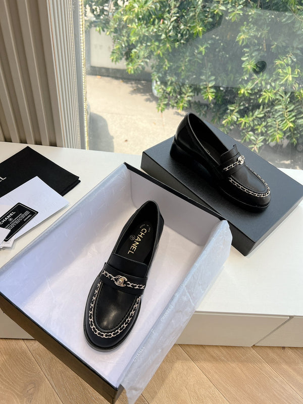 Mocassini CC in pelle di agnello con catena nera liscia