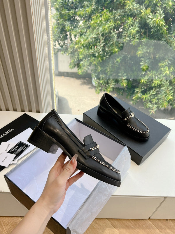 Mocassini CC in pelle di agnello con catena nera liscia