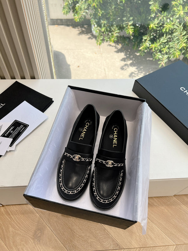 Mocassini CC in pelle di agnello con catena nera liscia