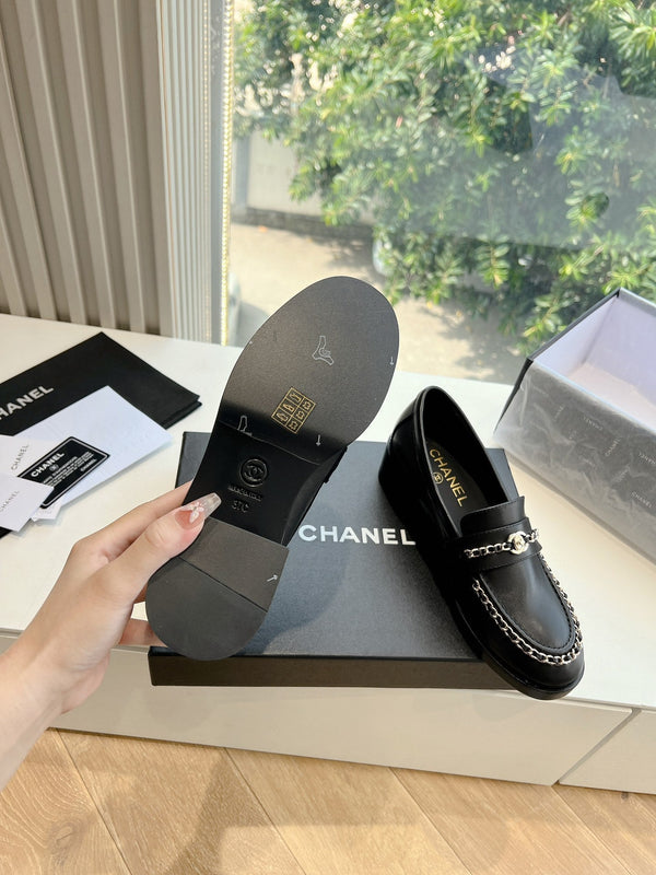 Mocassini CC in pelle di agnello con catena nera liscia