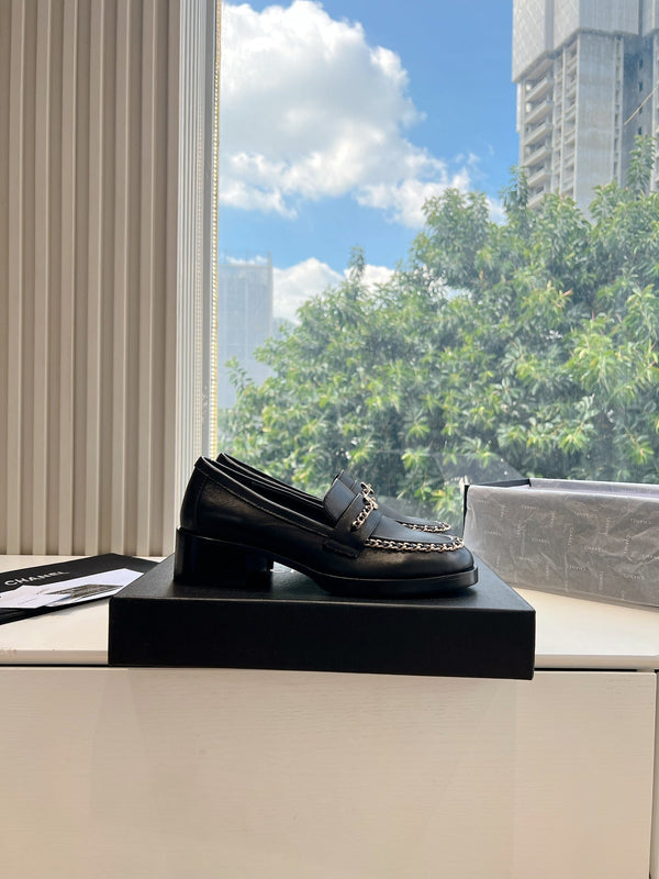 Mocassini CC in pelle di agnello con catena nera liscia