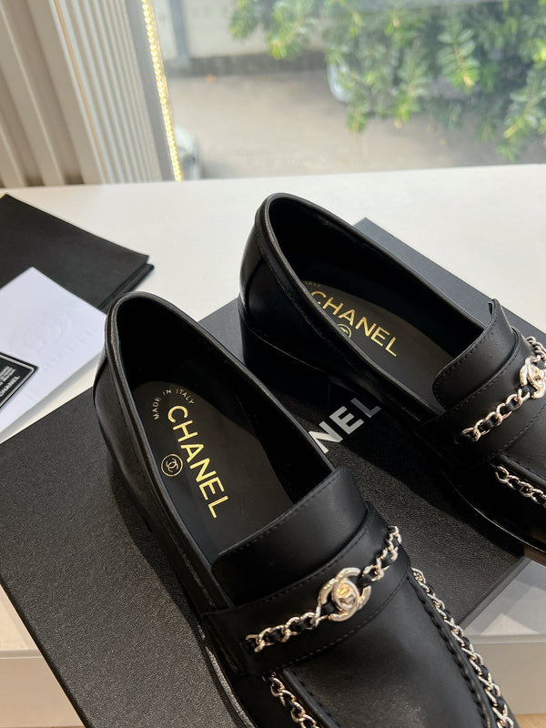 Mocassini CC in pelle di agnello con catena nera liscia