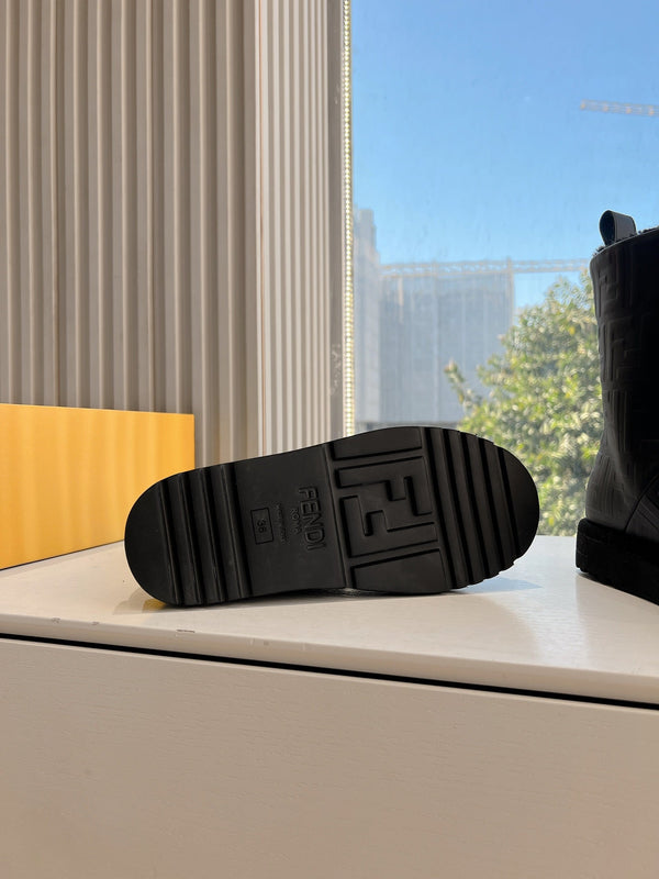 Fendi Apres Chic con stivaletti in camoscio FF in pelle di vacchetta nera 475230