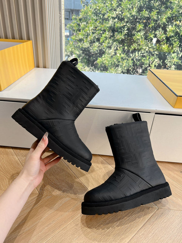 Fendi Apres Chic con stivaletti in camoscio FF in pelle di vacchetta nera 475230