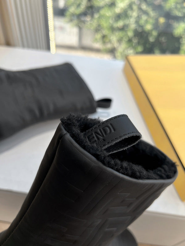 Fendi Apres Chic con stivaletti in camoscio FF in pelle di vacchetta nera 475230