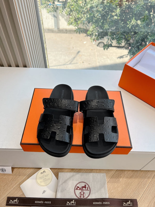 SANDALO CIPRIA IN VITELLO NERO MARTELLATO