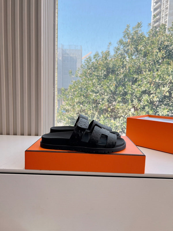 SANDALO CIPRIA IN VITELLO NERO MARTELLATO