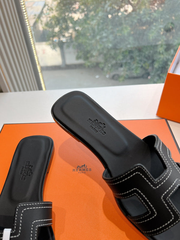 HM 25 Oran Sandal Black Calfskin White Thread Embroidery