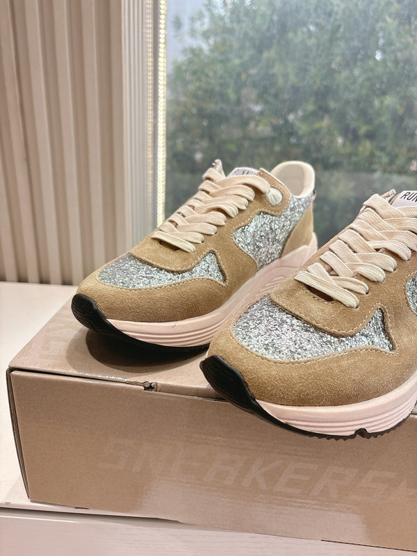 SNEAKERS CON SUOLA DA RUNNING IN GLITTER ARGENTO E PECAN PIE IN CAMOSCIO NERO CON STELLA IN PELLE DI VITELLO