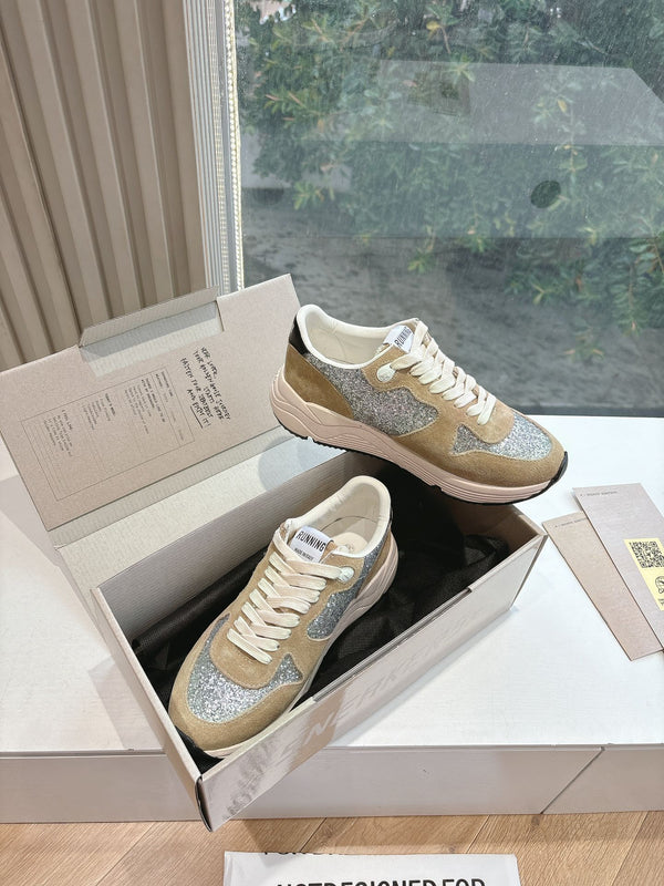 SNEAKERS CON SUOLA DA RUNNING IN GLITTER ARGENTO E PECAN PIE IN CAMOSCIO NERO CON STELLA IN PELLE DI VITELLO