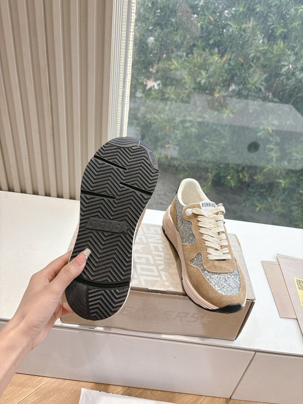 SNEAKERS CON SUOLA DA RUNNING IN GLITTER ARGENTO E PECAN PIE IN CAMOSCIO NERO CON STELLA IN PELLE DI VITELLO