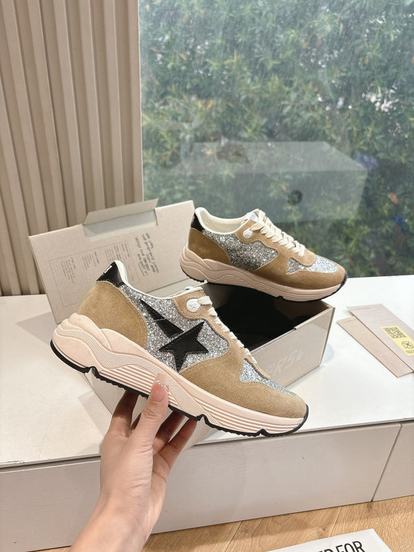 SNEAKERS CON SUOLA DA RUNNING IN GLITTER ARGENTO E PECAN PIE IN CAMOSCIO NERO CON STELLA IN PELLE DI VITELLO