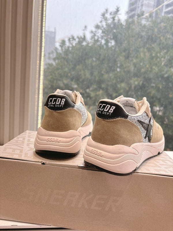 SNEAKERS CON SUOLA DA RUNNING IN GLITTER ARGENTO E PECAN PIE IN CAMOSCIO NERO CON STELLA IN PELLE DI VITELLO