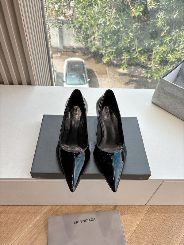 HIGH PUMPS IN BLACK PATENT CALFSKIN