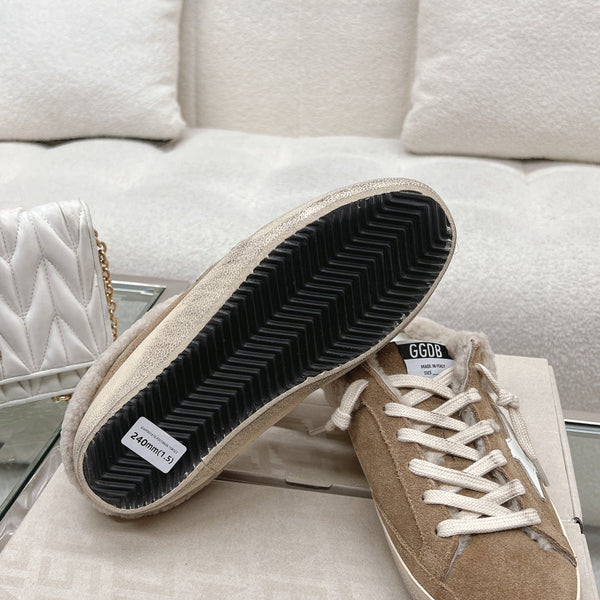 THICK-SOLED SUPER-STAR SABOTS IN BROWN SUEDE WITH WHITE STAR
