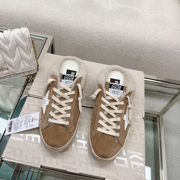 THICK-SOLED SUPER-STAR SABOTS IN BROWN SUEDE WITH WHITE STAR