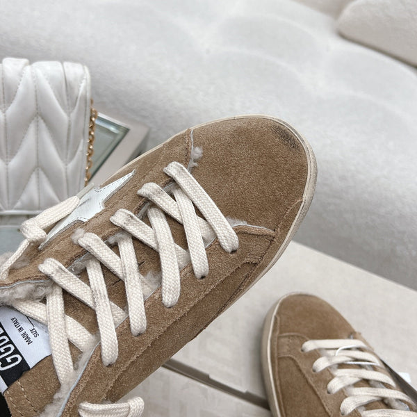 THICK-SOLED SUPER-STAR SABOTS IN BROWN SUEDE WITH WHITE STAR