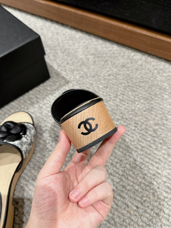 cc sandalo fiore tela bianca pelle di vitello nera