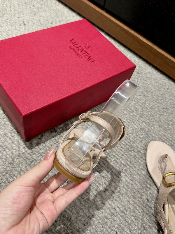 SANDALO INFRADITO IN VITELLO BEIGE CON LOGO ORO