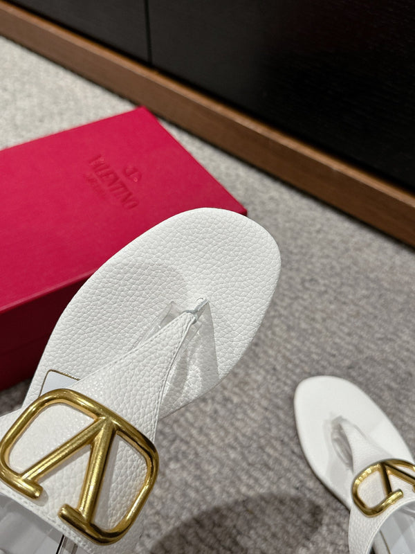 SANDALO INFRADITO IN VITELLO BIANCO CON LOGO ORO