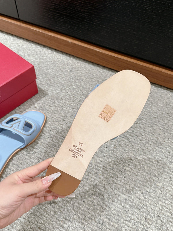 SANDALO CIABATTA IN PELLE DI VITELLO AZZURRO CON TAGLIO VLOGO