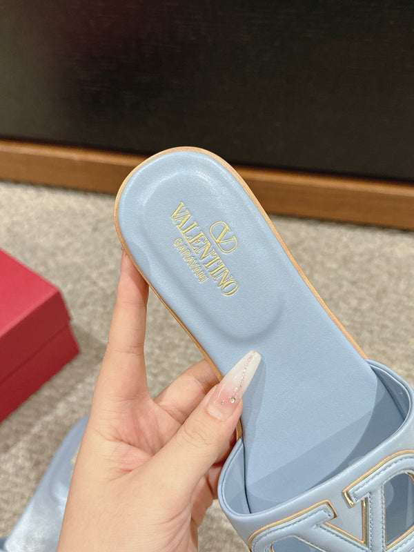 SANDALO CIABATTA IN PELLE DI VITELLO AZZURRO CON TAGLIO VLOGO