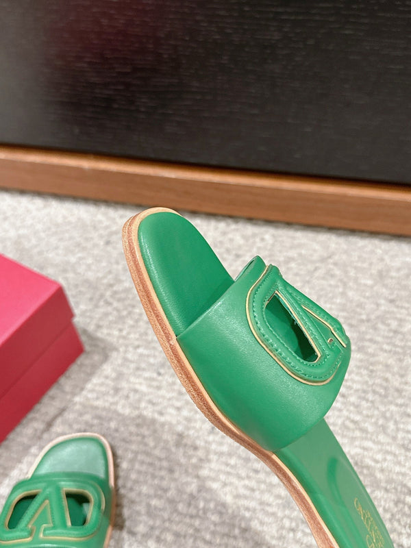 SANDALO SLIDE IN PELLE DI VITELLO VERDE SMERALDO CON CUT-OUT VLOGO