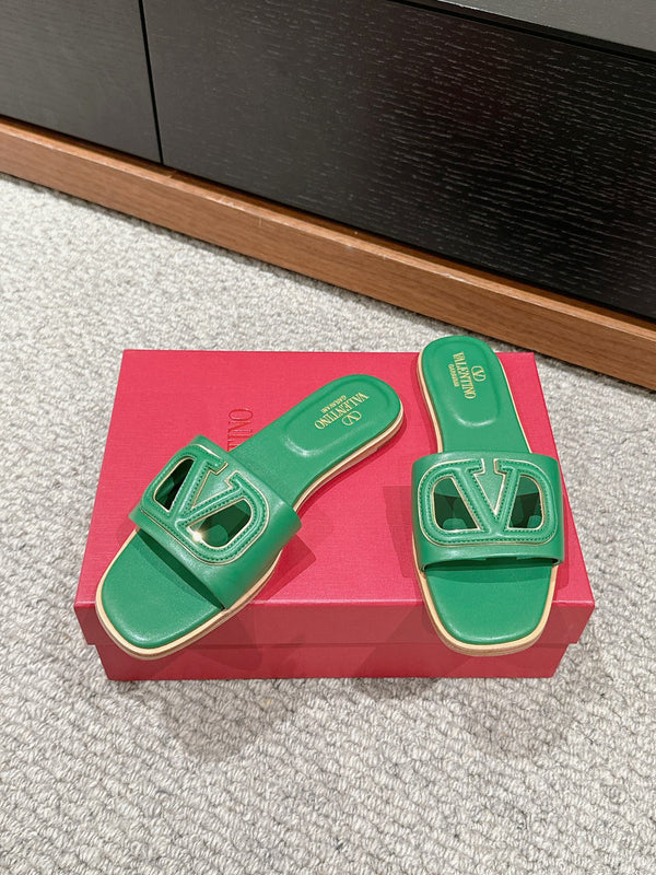 SANDALO SLIDE IN PELLE DI VITELLO VERDE SMERALDO CON CUT-OUT VLOGO