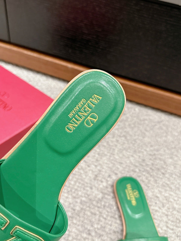 SANDALO SLIDE IN PELLE DI VITELLO VERDE SMERALDO CON CUT-OUT VLOGO