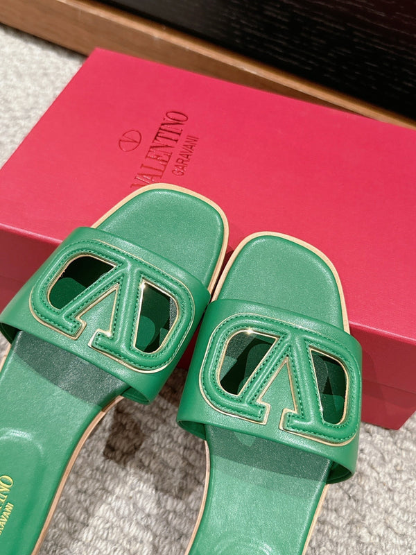 SANDALO SLIDE IN PELLE DI VITELLO VERDE SMERALDO CON CUT-OUT VLOGO