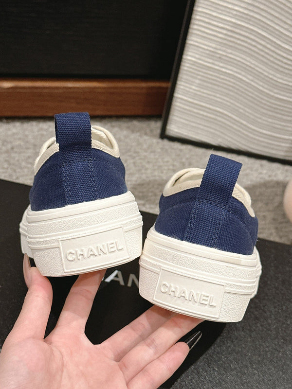 LACE-UP SNEAKERS IN NAVY BLUE CANVAS