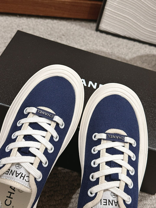 LACE-UP SNEAKERS IN NAVY BLUE CANVAS