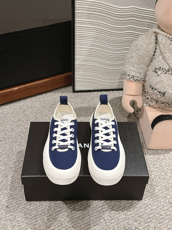LACE-UP SNEAKERS IN NAVY BLUE CANVAS