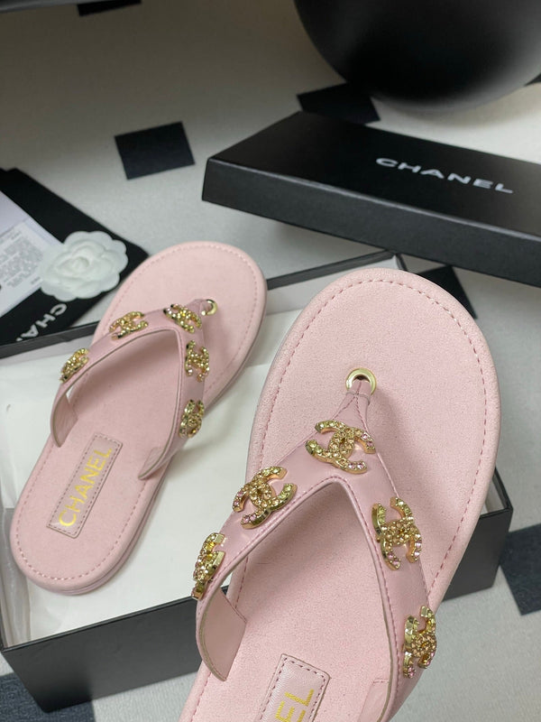 CC 25P Double C 5 Motifs Thongs Sandal Pink Sheepskin 247695
