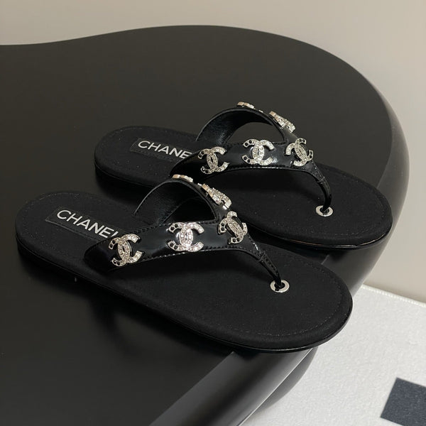 CC 25P Double C 5 Motifs Thongs Sandal Black Sheepskin 247697